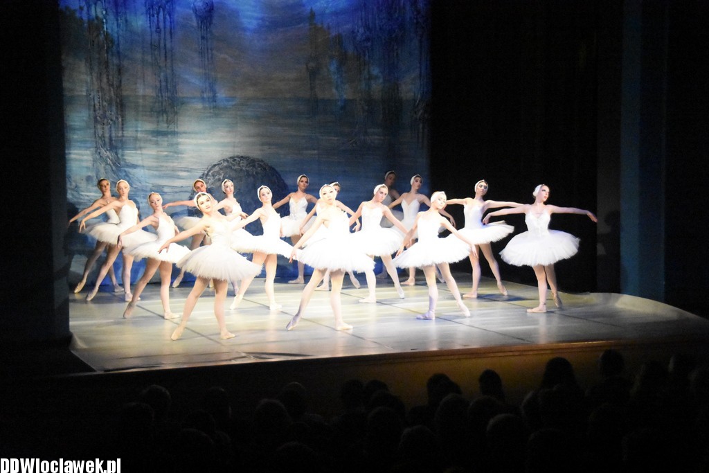Jezioro Łabędzie w teatrze