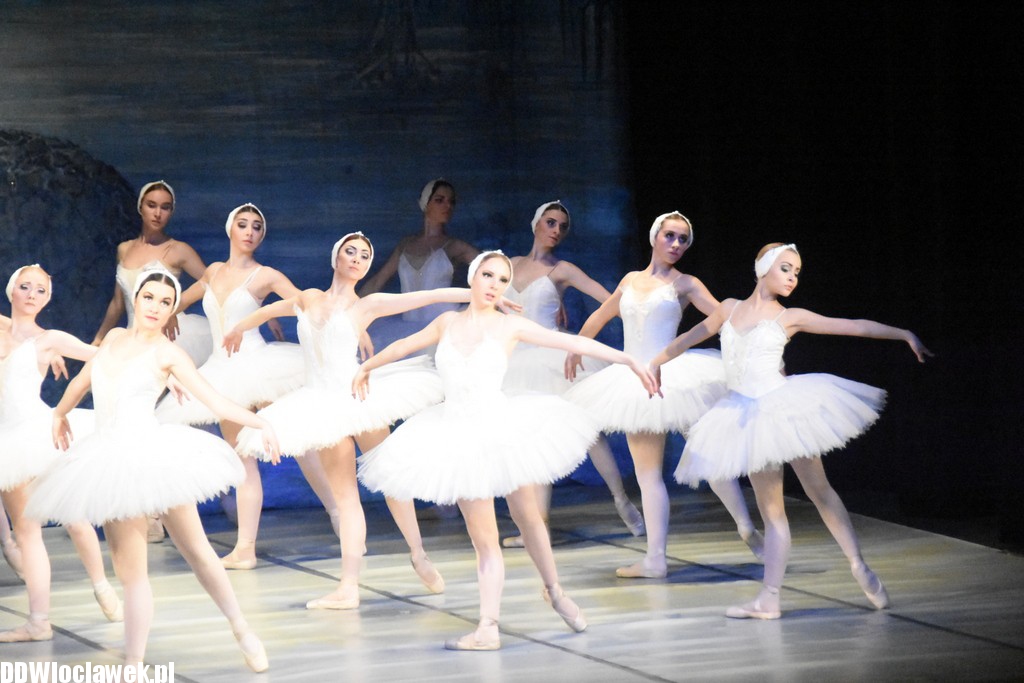 Jezioro Łabędzie w teatrze