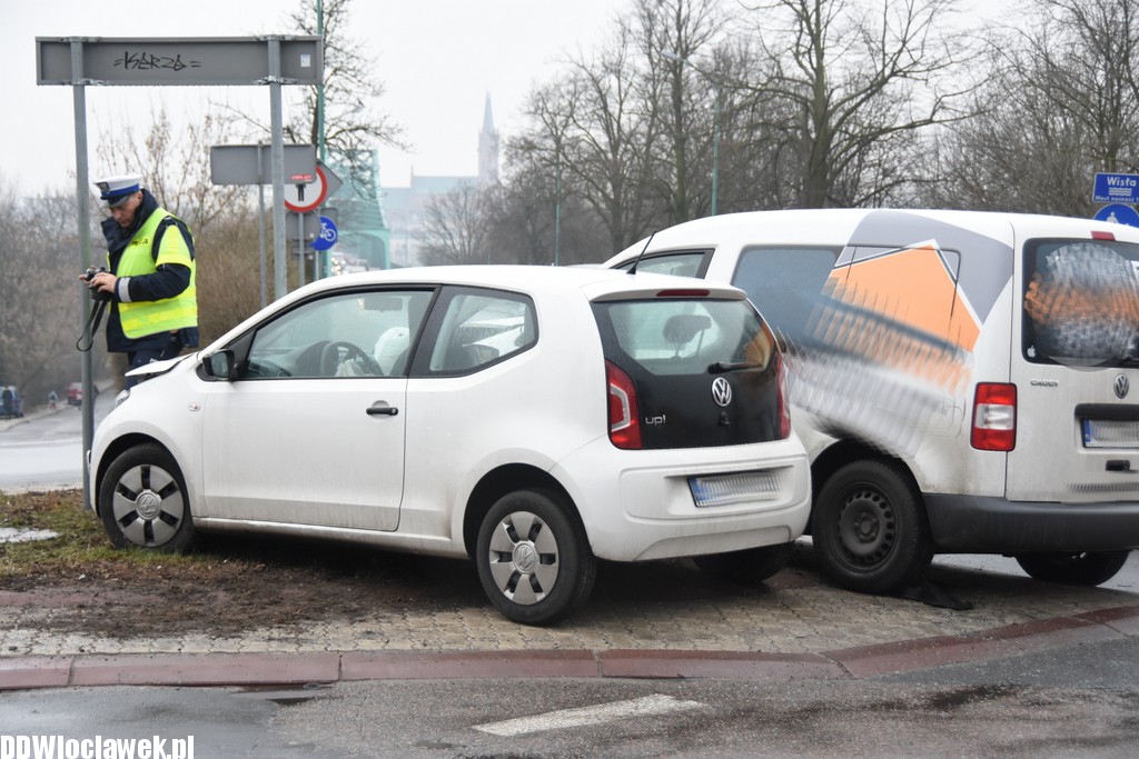 Kolizja przy wjeździe na most stalowy
