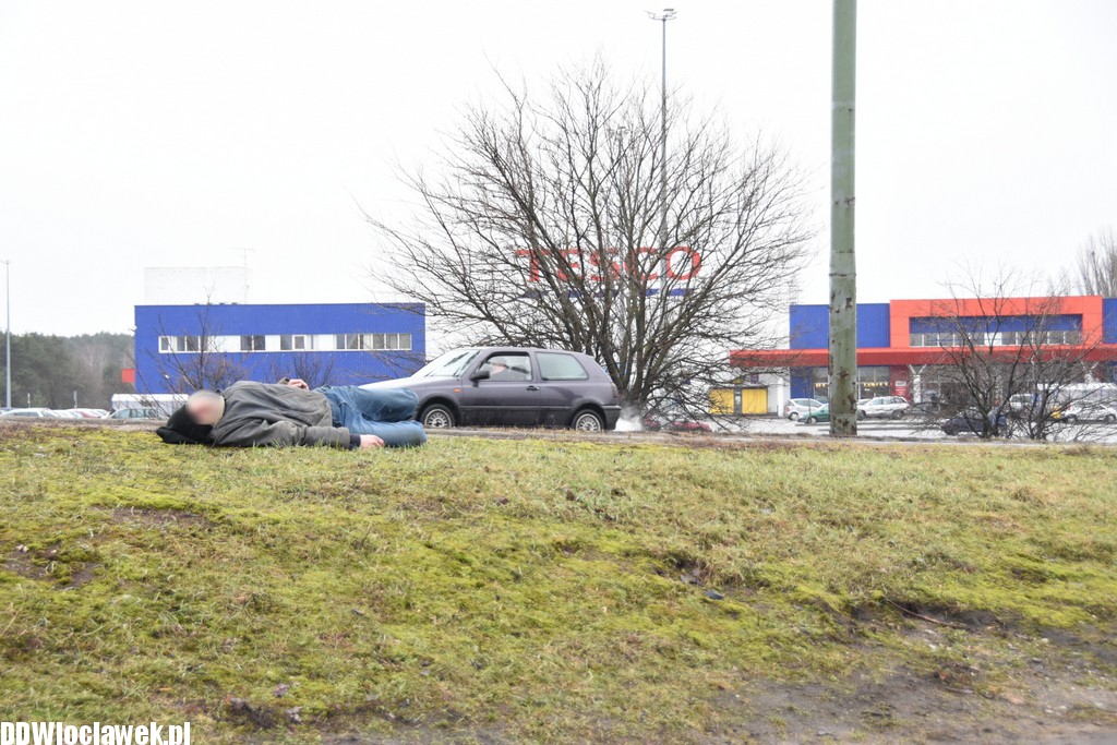 Pijany mężczyzna leżał na Kruszyńskiej