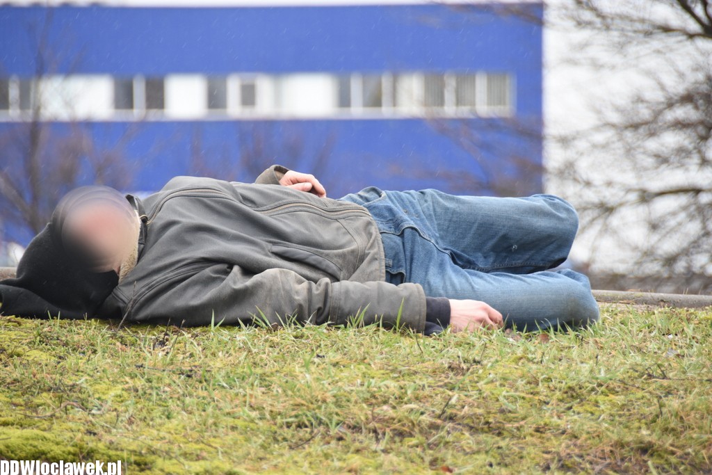 Pijany mężczyzna leżał na Kruszyńskiej