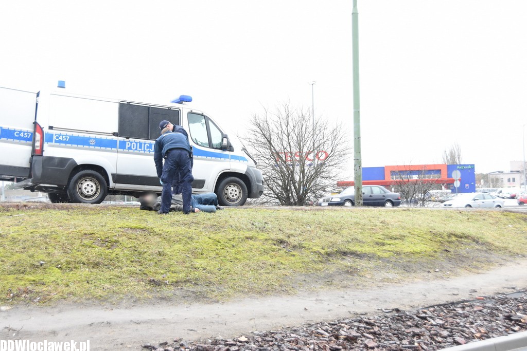 Pijany mężczyzna leżał na Kruszyńskiej