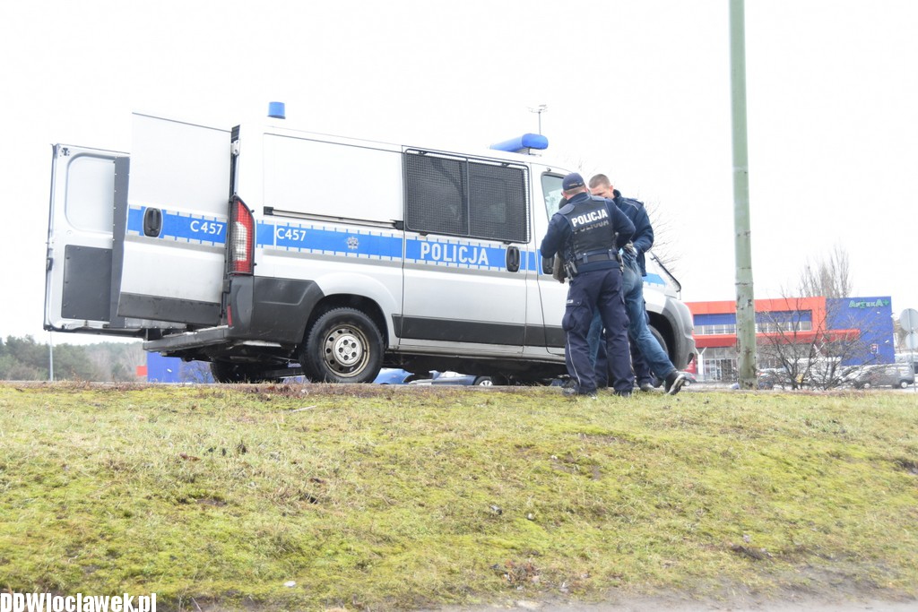 Pijany mężczyzna leżał na Kruszyńskiej