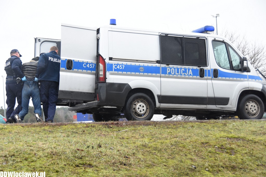 Pijany mężczyzna leżał na Kruszyńskiej