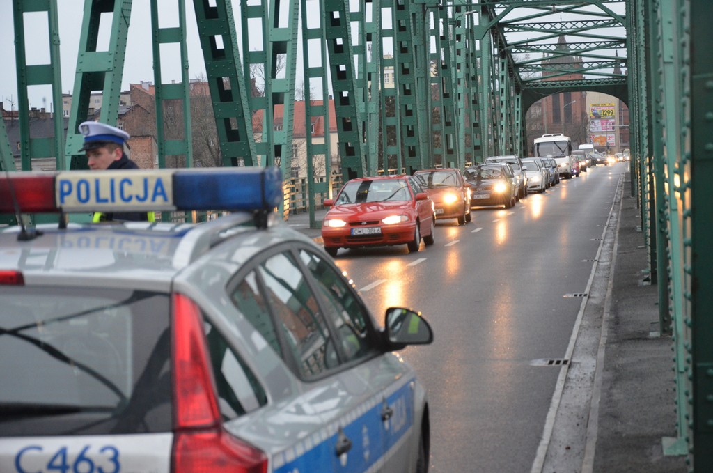 Zderzenie aut na moście stalowym