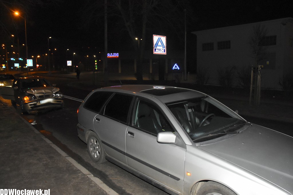 Kolizja dwóch aut na Wienieckiej
