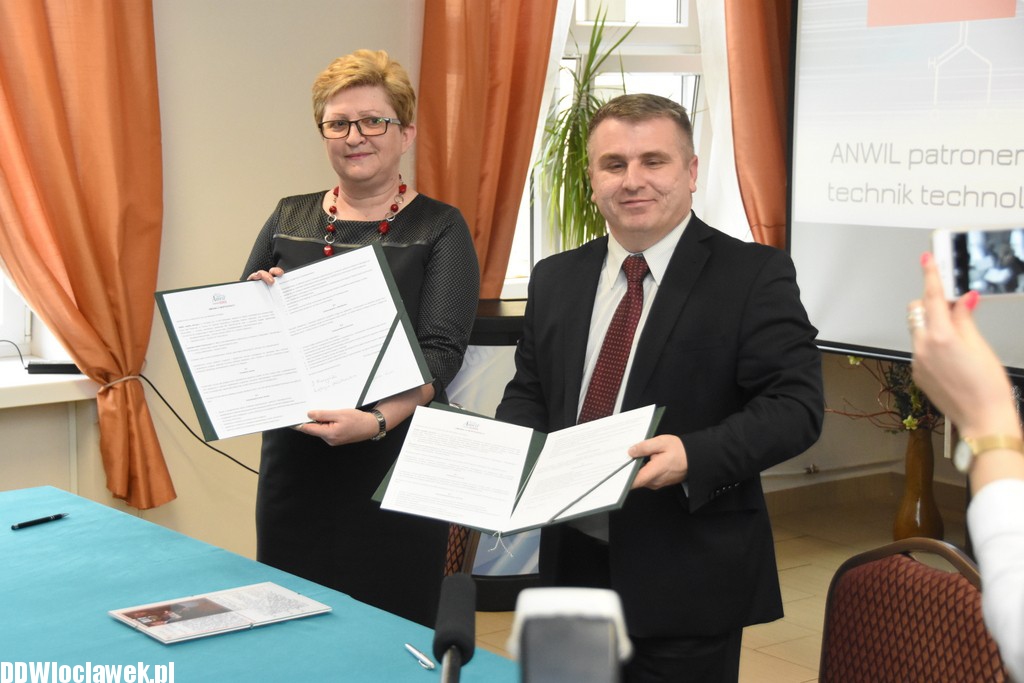 Podpisanie umowy w Chemiku