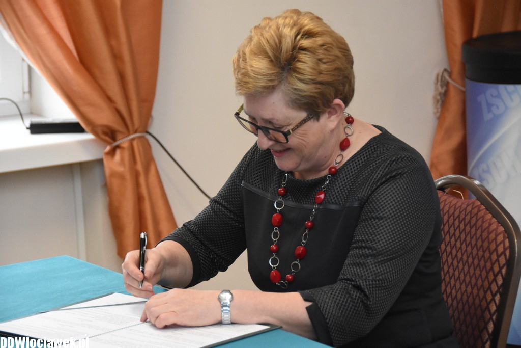 Podpisanie umowy w Chemiku
