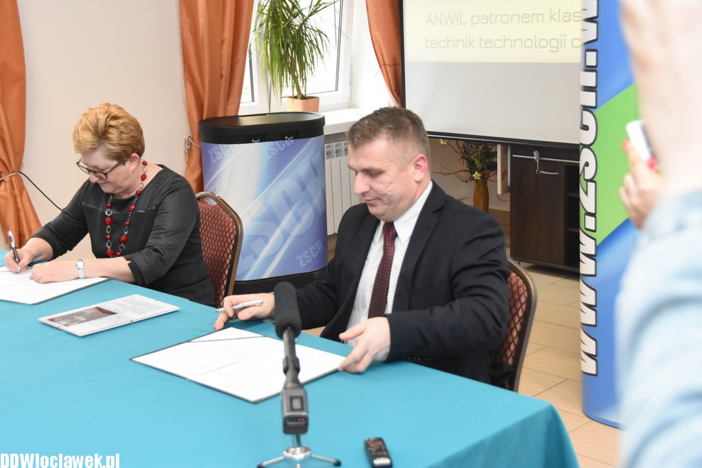 Podpisanie umowy w Chemiku