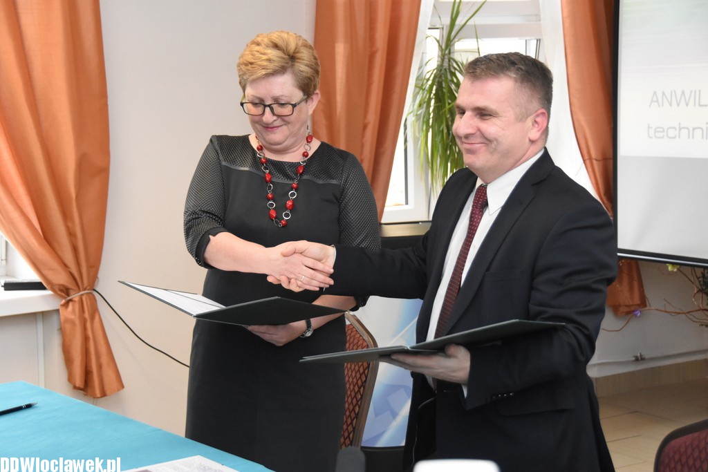 Podpisanie umowy w Chemiku