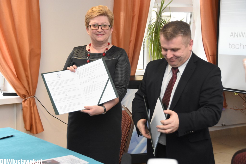Podpisanie umowy w Chemiku