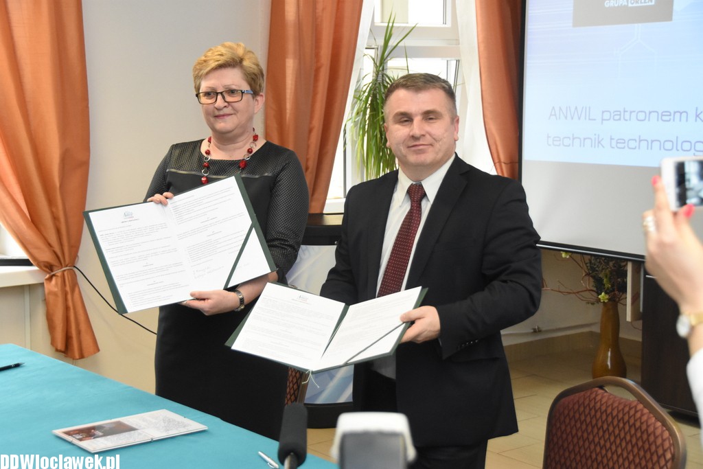 Podpisanie umowy w Chemiku