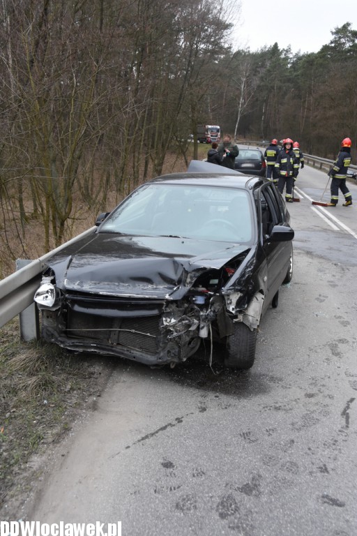Kolizja dwóch aut pod Włocławkiem