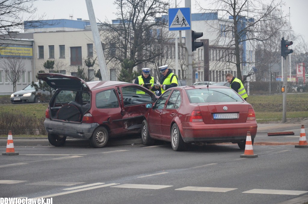 Zderzenie dwóch aut na ul. Okrzei