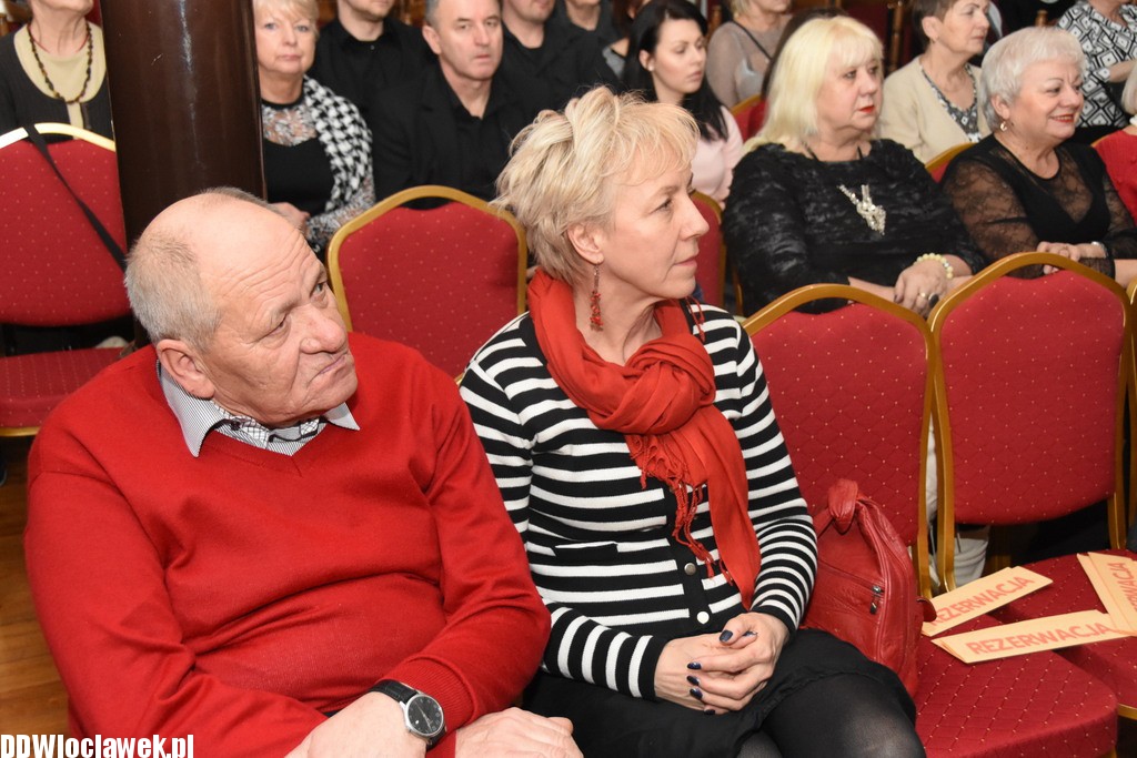 Z obłoków na ziemię w Sarej Remizie