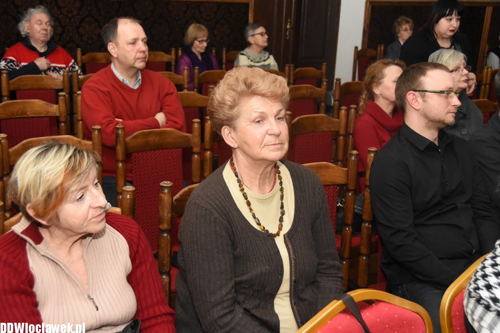 Z obłoków na ziemię w Sarej Remizie