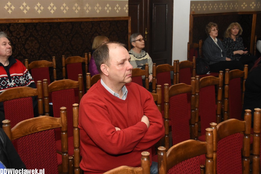 Z obłoków na ziemię w Sarej Remizie