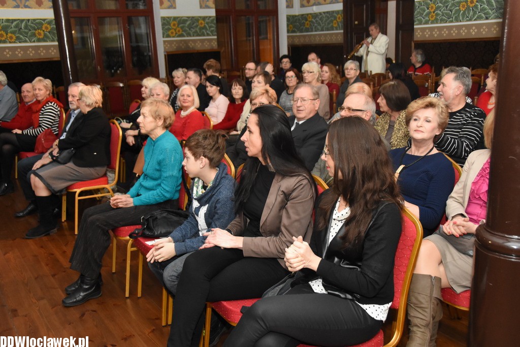 Z obłoków na ziemię w Sarej Remizie