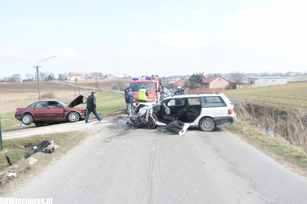 Czołowe zderzenie dwóch aut