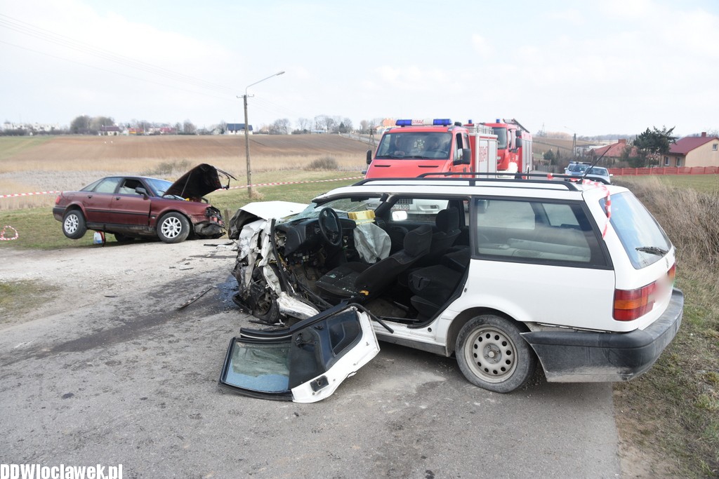 Czołowe zderzenie dwóch aut