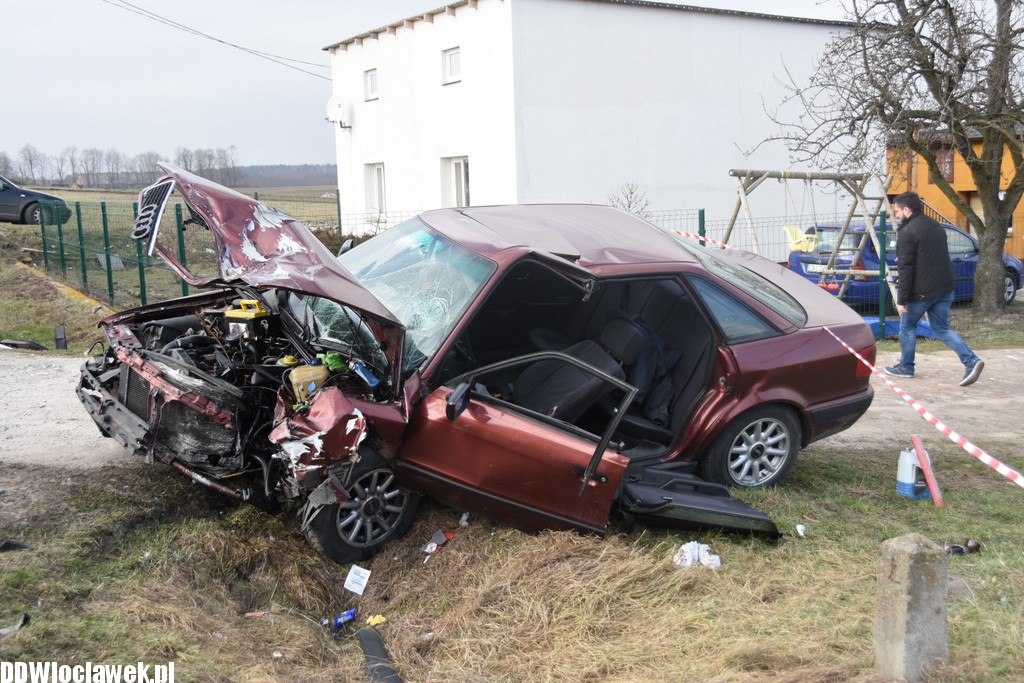 Czołowe zderzenie dwóch aut