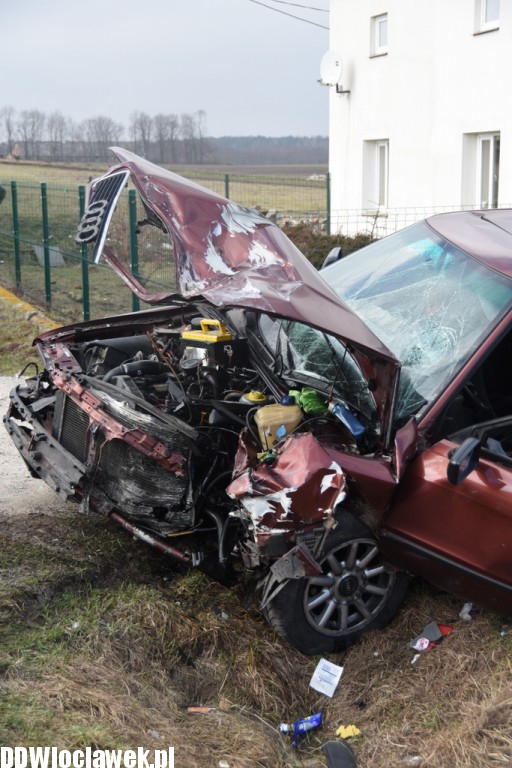 Czołowe zderzenie dwóch aut