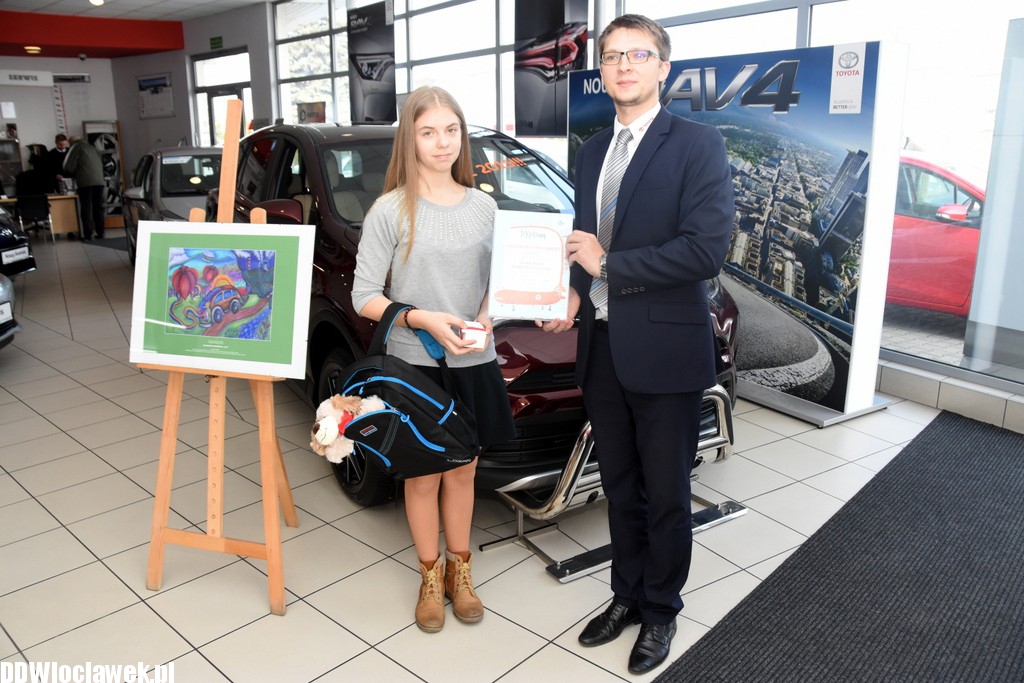 Wręczenie nagród w salonie Toyoty