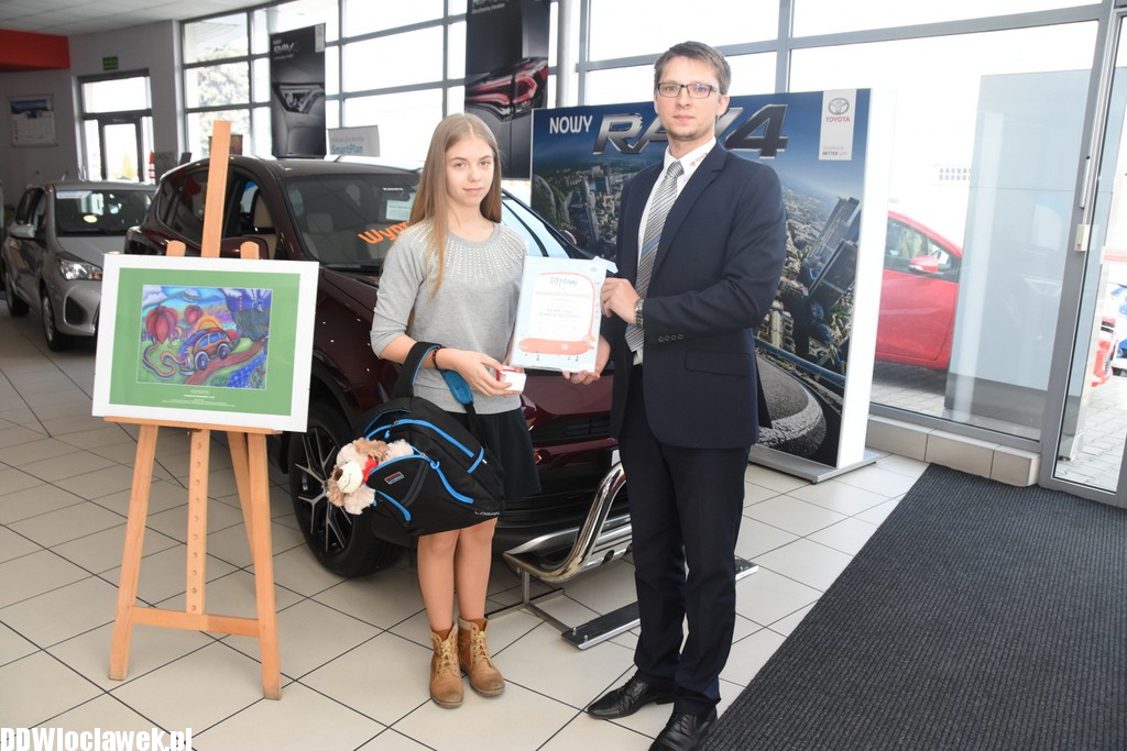 Wręczenie nagród w salonie Toyoty