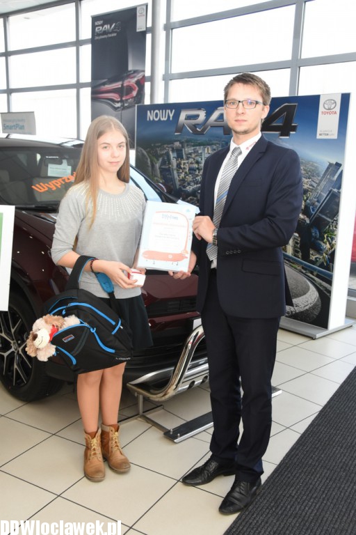 Wręczenie nagród w salonie Toyoty