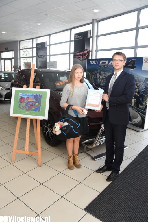 Wręczenie nagród w salonie Toyoty
