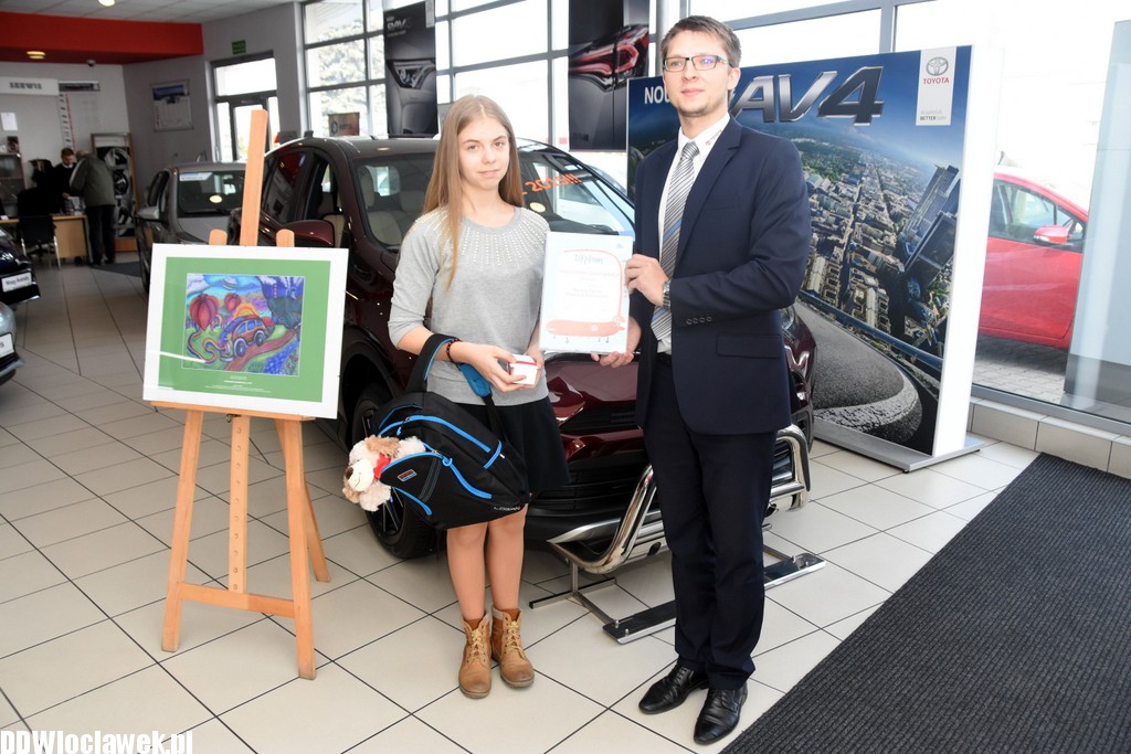 Wręczenie nagród w salonie Toyoty