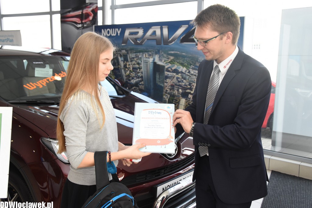 Wręczenie nagród w salonie Toyoty