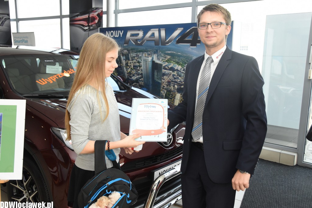 Wręczenie nagród w salonie Toyoty