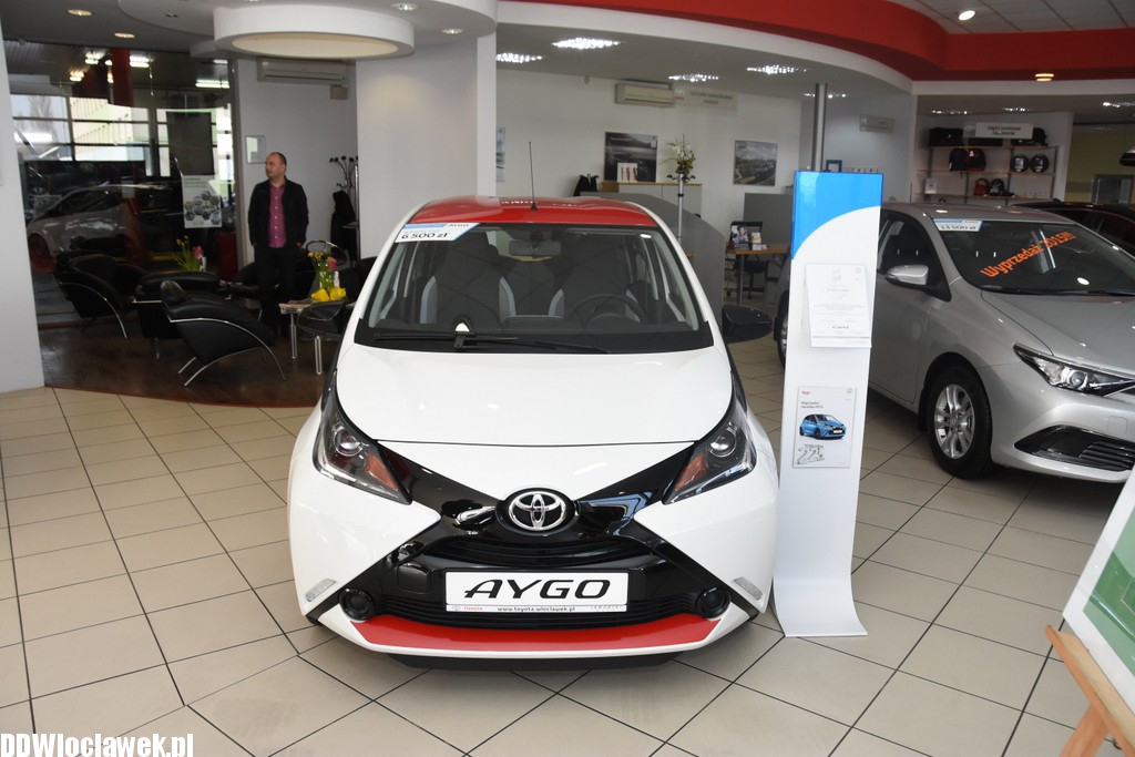 Wręczenie nagród w salonie Toyoty