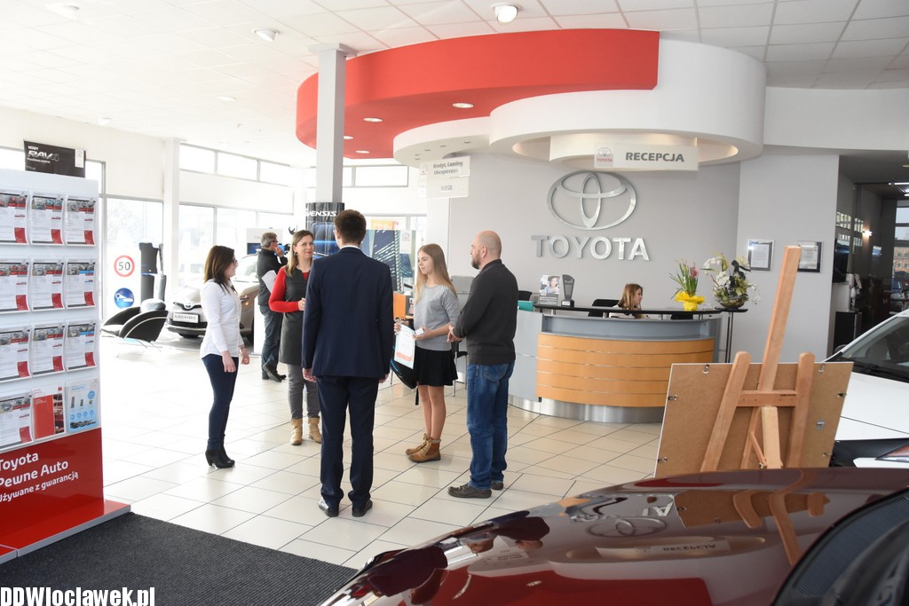 Wręczenie nagród w salonie Toyoty