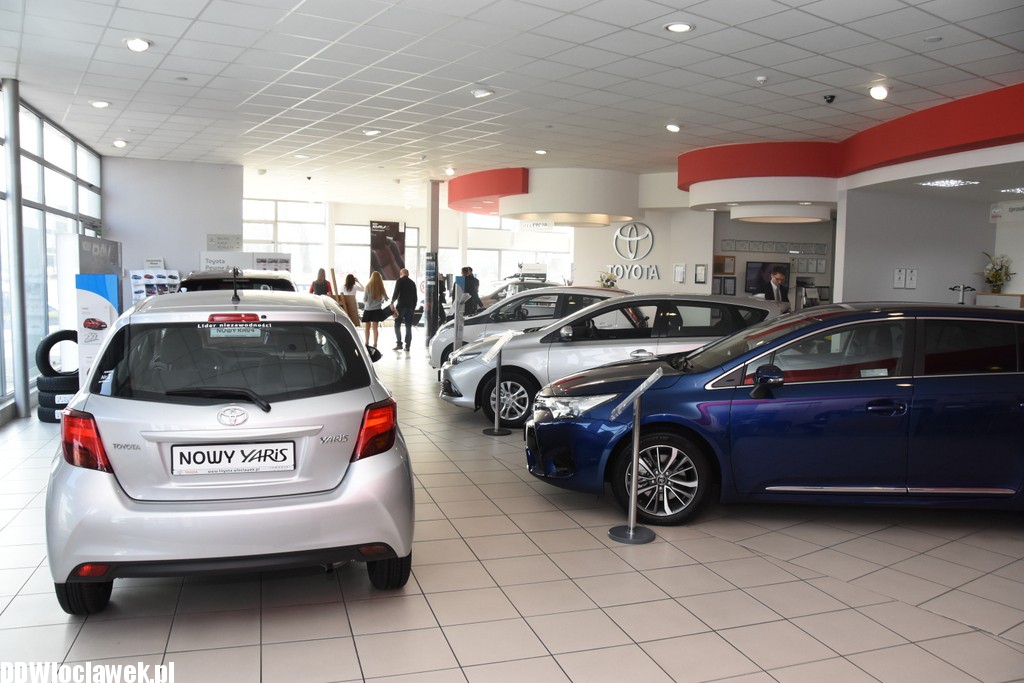 Wręczenie nagród w salonie Toyoty