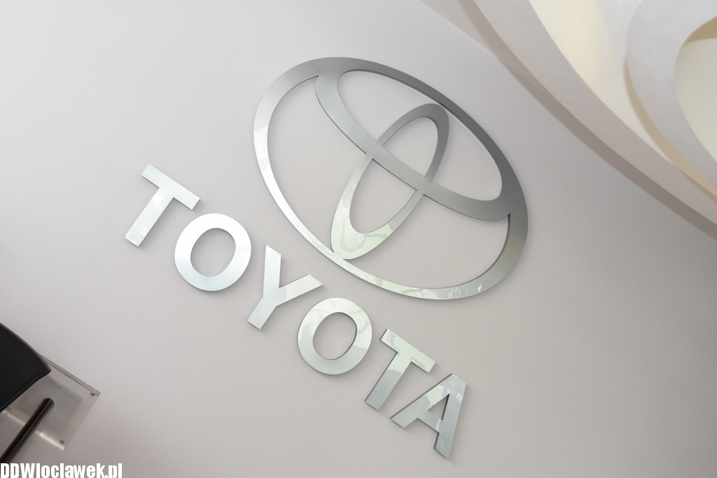 Wręczenie nagród w salonie Toyoty