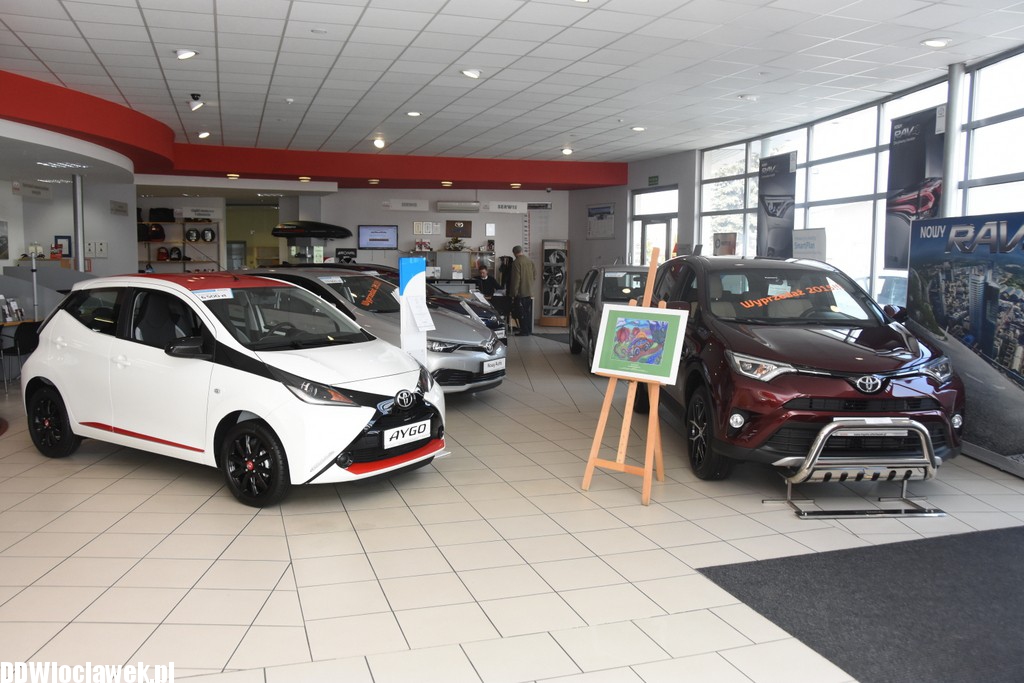 Wręczenie nagród w salonie Toyoty