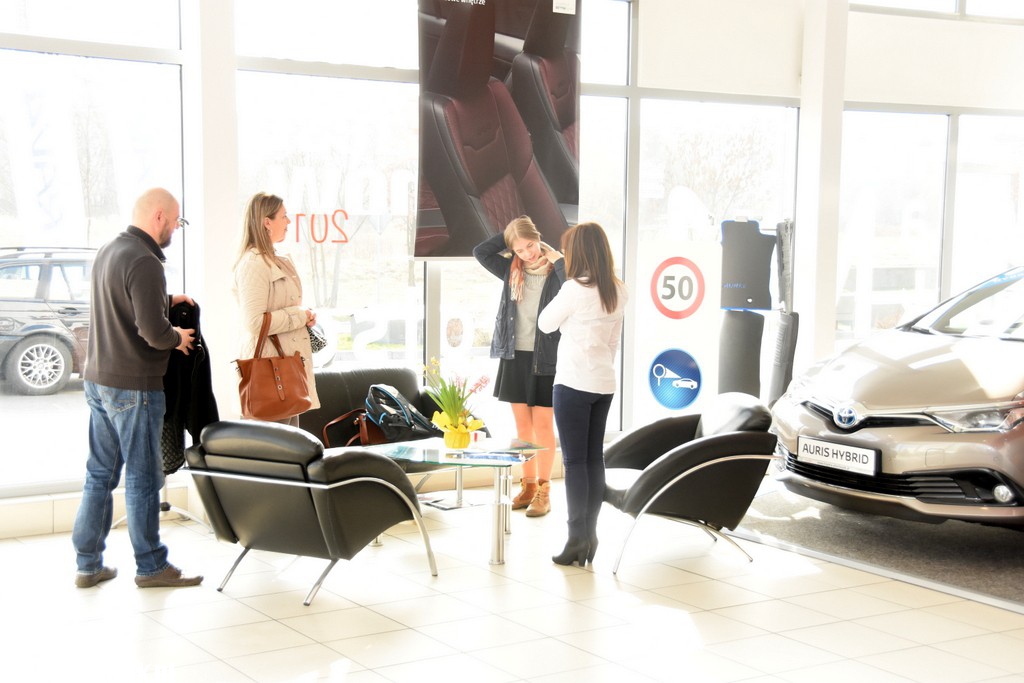 Wręczenie nagród w salonie Toyoty