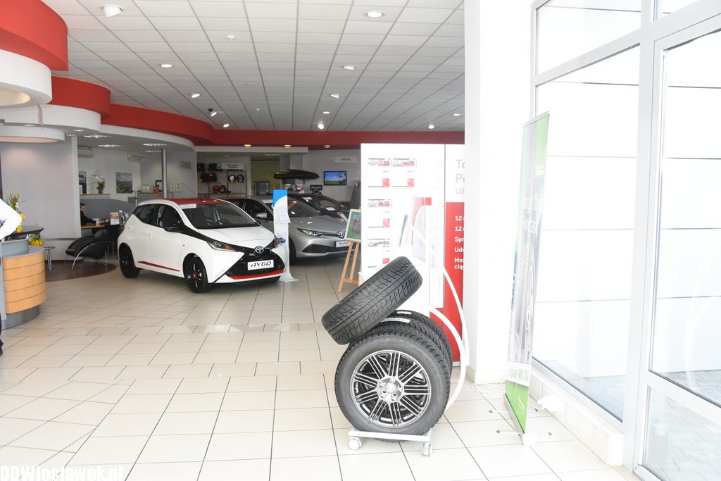Wręczenie nagród w salonie Toyoty