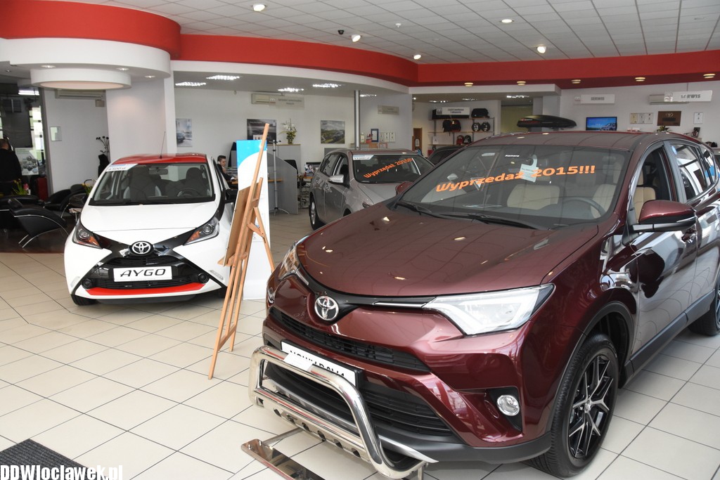 Wręczenie nagród w salonie Toyoty
