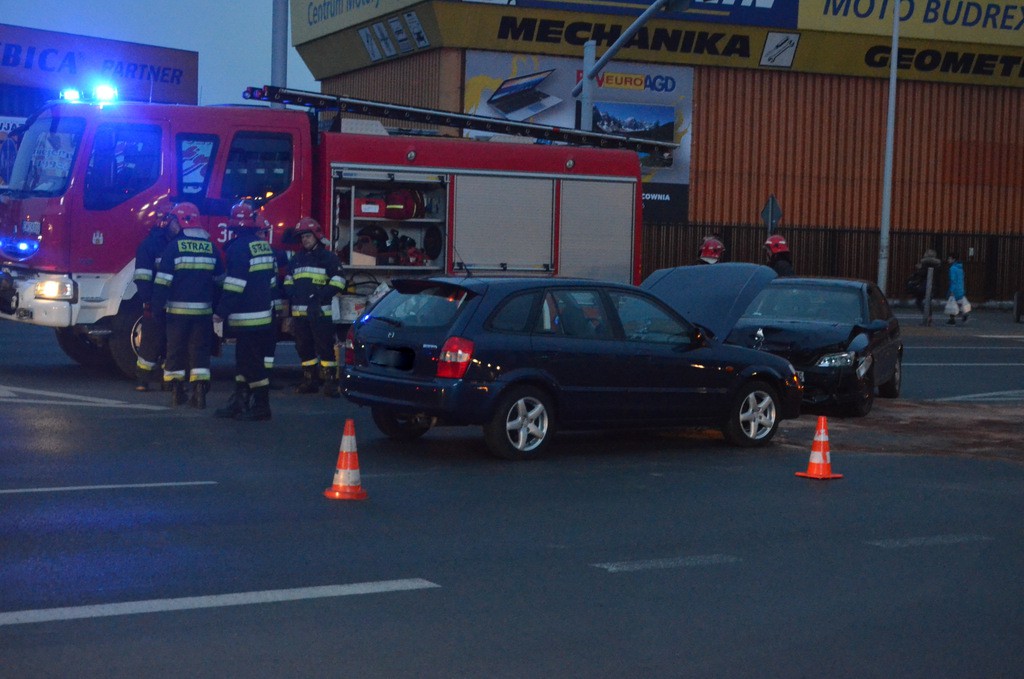 Zderzenie mazdy i opla na ul. Okrzei