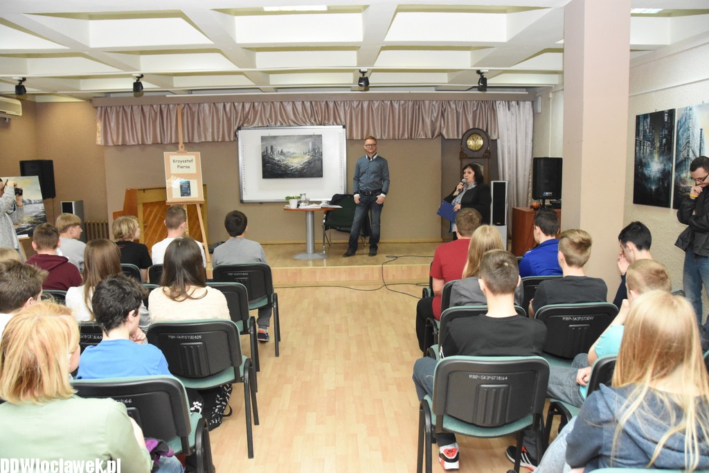 Krzysztof Piersa w bibliotece