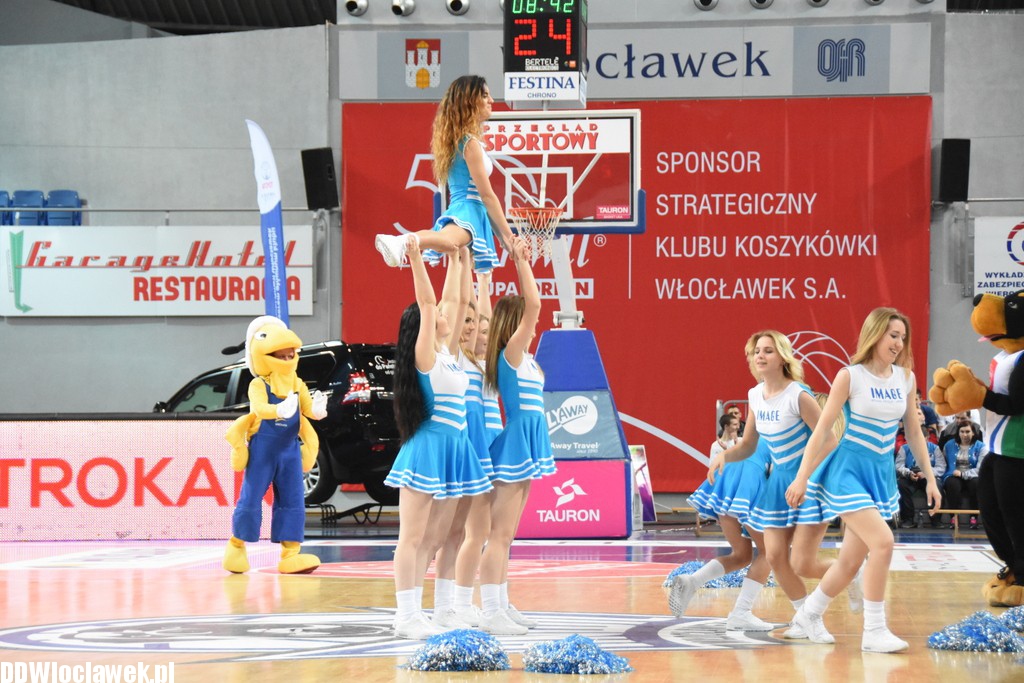 Cheerleaderki na meczu z Polfarmexem