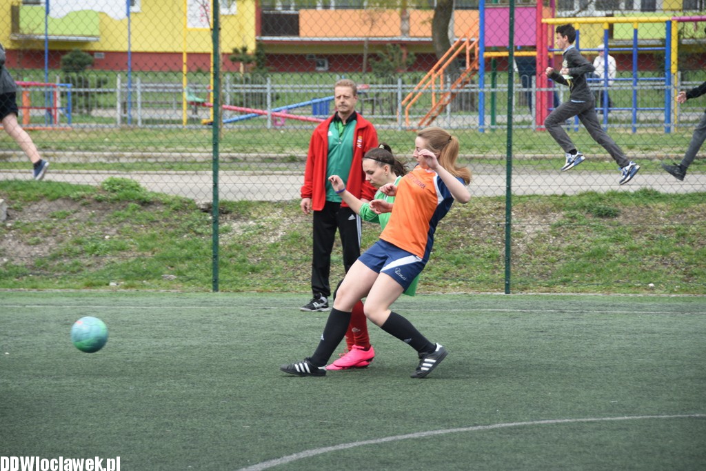 Gimnazjalistki grają w piłkę nożną