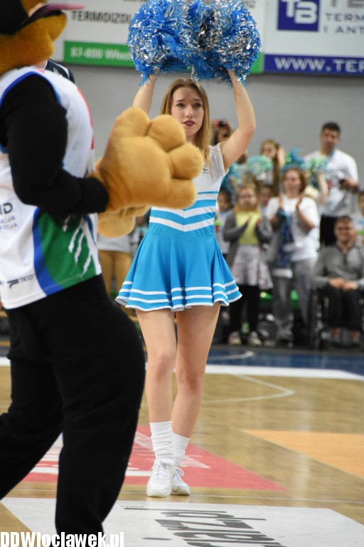 Cheerleaderki na meczu z Wilkami