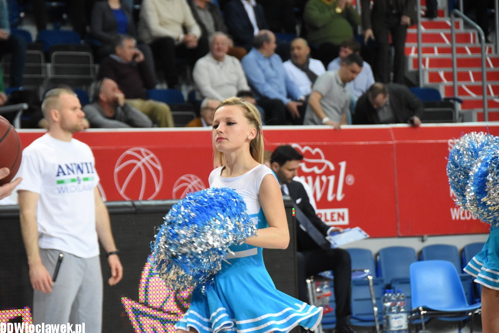 Cheerleaderki na meczu z Wilkami