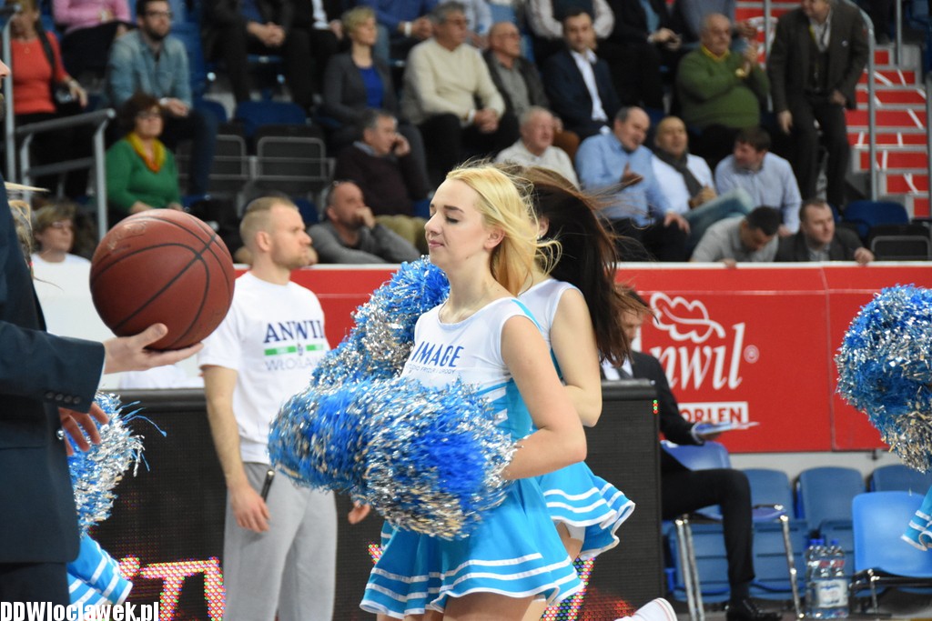 Cheerleaderki na meczu z Wilkami