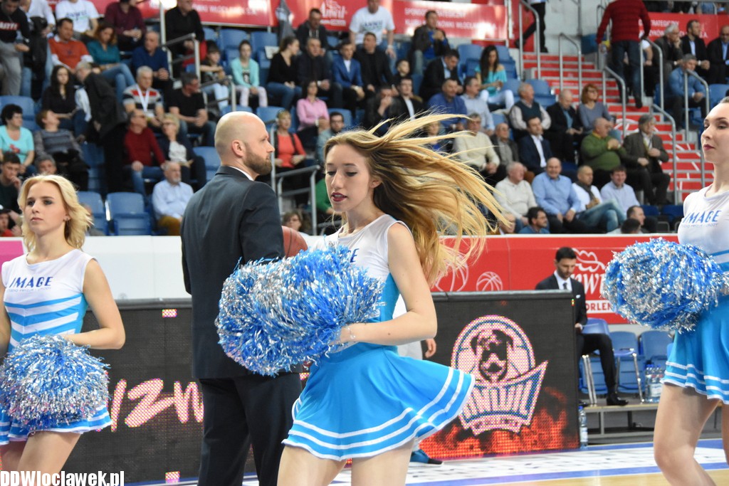 Cheerleaderki na meczu z Wilkami