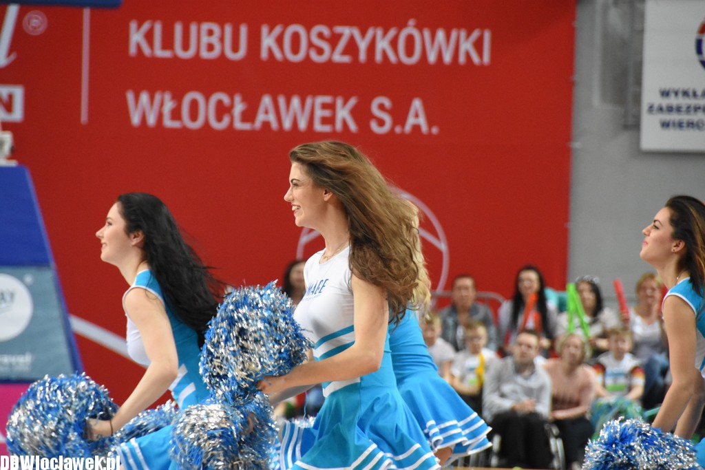 Cheerleaderki na meczu z Wilkami